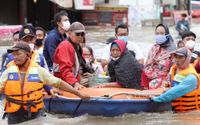 <p>Petugas membantu mobilitas warga korban banjir di kawasan Ciledug Indah, Tangerang, Sabtu, 20 Februari 2021. Foto : Panji Asmoro/TrenAsia</p>
