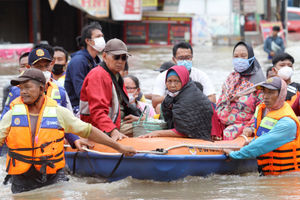 <p>Petugas membantu mobilitas warga korban banjir di kawasan Ciledug Indah, Tangerang, Sabtu, 20 Februari 2021. Foto : Panji Asmoro/TrenAsia</p>
