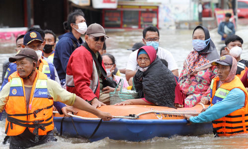 <p>Petugas membantu mobilitas warga korban banjir di kawasan Ciledug Indah, Tangerang, Sabtu, 20 Februari 2021. Foto : Panji Asmoro/TrenAsia</p>
