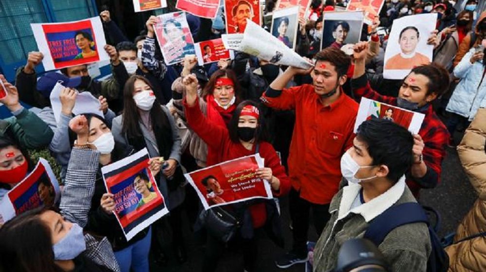 <p>Unjuk rasa di Myanmar memprotes kudeta militer / Reuters</p>