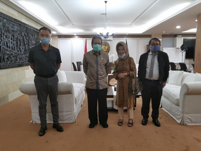 <p>Dino Patti Djalal dan ibundanya saat bertemu Menteri ATR/BPN Sofyan Jalil / Twitter @dinopattidjalal</p>
