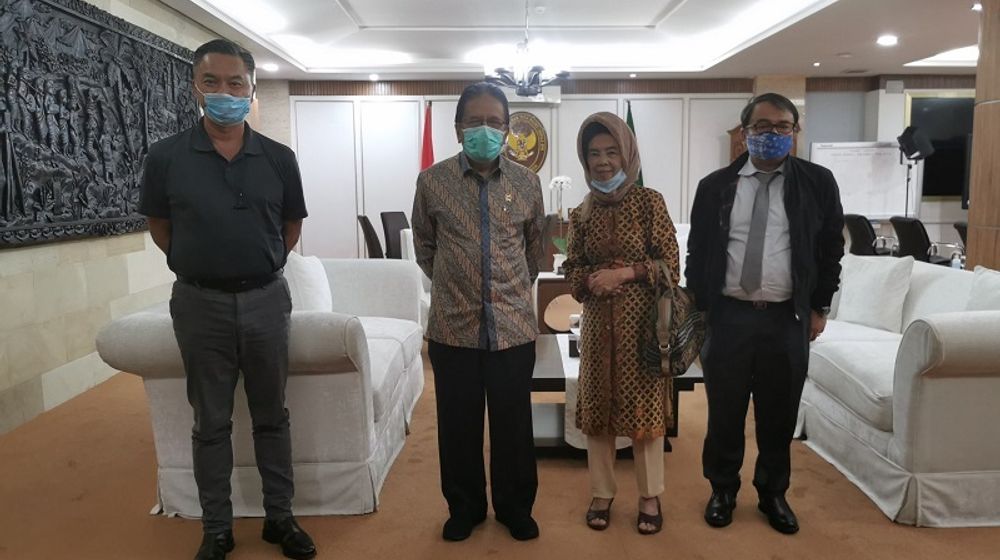 <p>Dino Patti Djalal dan ibundanya saat bertemu Menteri ATR/BPN Sofyan Jalil / Twitter @dinopattidjalal</p>
