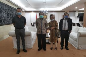 <p>Dino Patti Djalal dan ibundanya saat bertemu Menteri ATR/BPN Sofyan Jalil / Twitter @dinopattidjalal</p>
