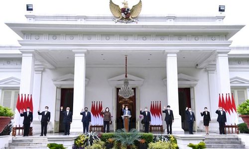 <p>Presiden Joko Widodo memperkenalkan figur-figur yang tergabung sebagai anggota Dewan Pengawas dan Dewan Direktur Lembaga Pengelola Investasi (LPI) yang bernama Indonesia Investment Authority (INA) pada Selasa, 16 Februari 2021. / Setneg.go.id</p>

