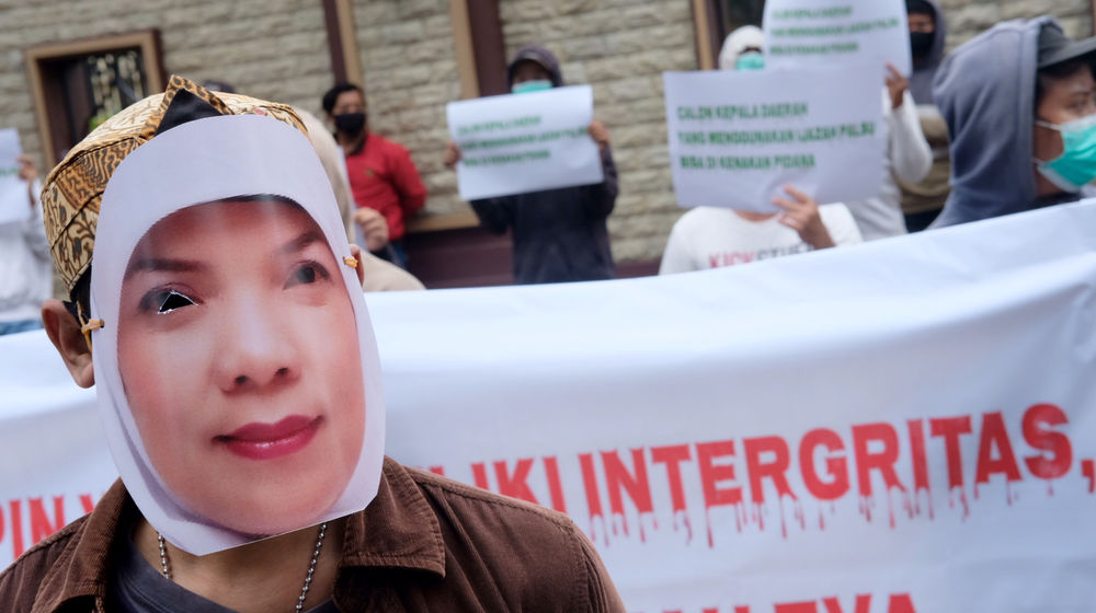 <p>Massa yang tergabung dalam LSM Informasi Sosial (Infosos) Lampung dengan menggunakan topeng melakukan aksi di depan Gedung Mabes Polri, Jakarta, Jumat, 19 Februari 2021. Foto: Ismail Pohan/TrenAsia</p>