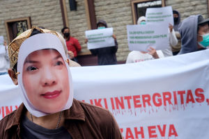 <p>Massa yang tergabung dalam LSM Informasi Sosial (Infosos) Lampung dengan menggunakan topeng melakukan aksi di depan Gedung Mabes Polri, Jakarta, Jumat, 19 Februari 2021. Foto: Ismail Pohan/TrenAsia</p>
