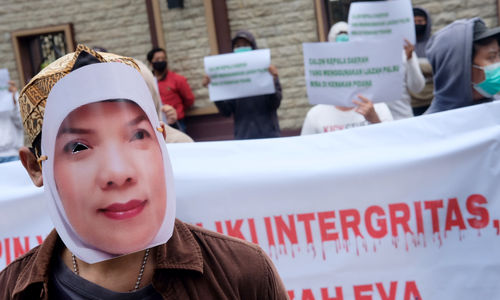 <p>Massa yang tergabung dalam LSM Informasi Sosial (Infosos) Lampung dengan menggunakan topeng melakukan aksi di depan Gedung Mabes Polri, Jakarta, Jumat, 19 Februari 2021. Foto: Ismail Pohan/TrenAsia</p>