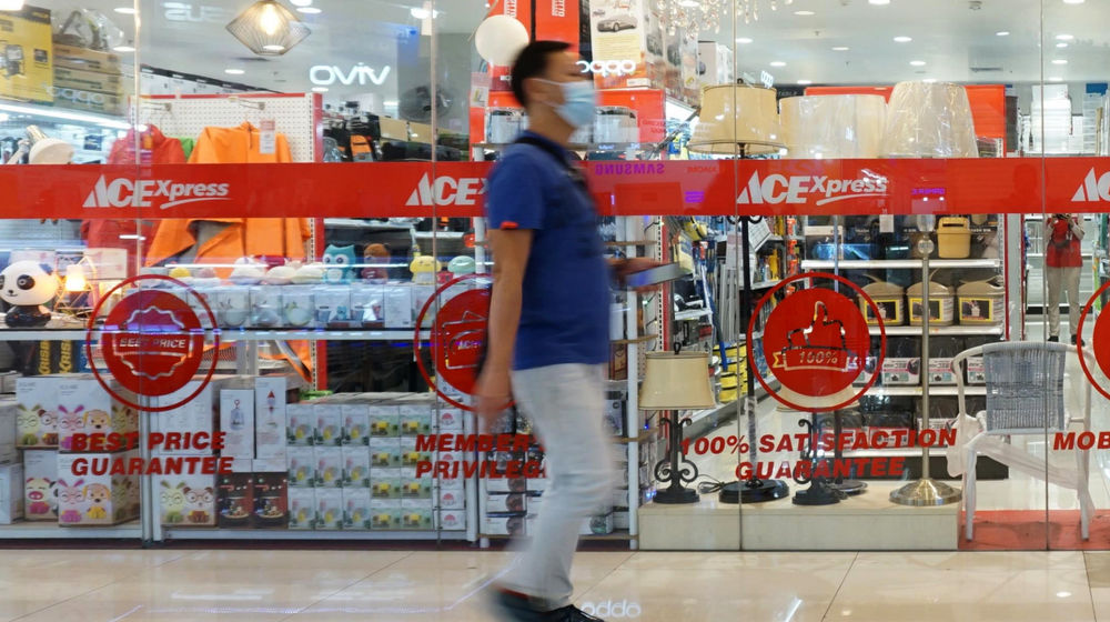 <p>Pengunjung melintas di gerai Ace Hardware dan Ace Express di kawasan Kota Tangerang Banten. Foto: Panji Asmoro/TrenAsia</p>