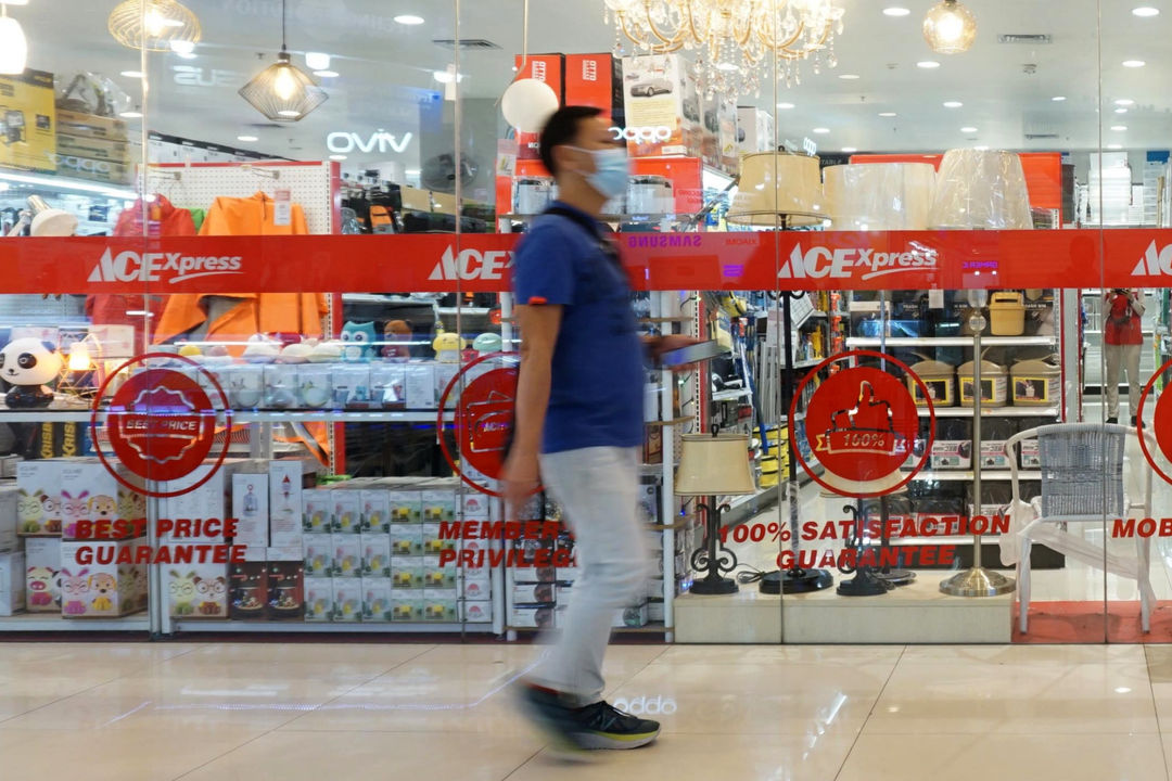 <p>Pengunjung melintas di gerai Ace Hardware dan Ace Express di kawasan Kota Tangerang Banten. Foto: Panji Asmoro/TrenAsia</p>
