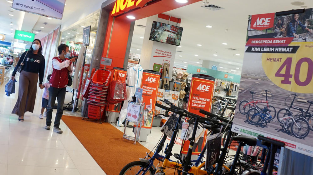<p>Pengunjung melintas di gerai Ace Hardware dan Ace Express di kawasan Kota Tangerang Banten. Foto: Panji Asmoro/TrenAsia</p>
