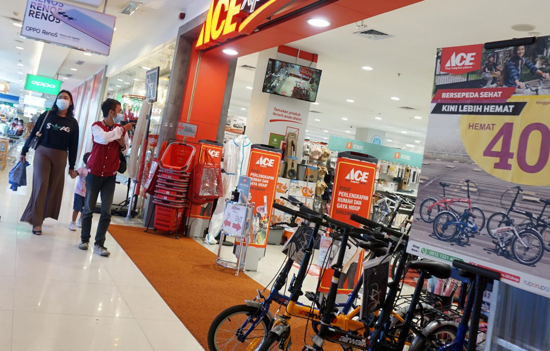 <p>Pengunjung melintas di gerai Ace Hardware dan Ace Express di kawasan Kota Tangerang Banten. Foto: Panji Asmoro/TrenAsia</p>
