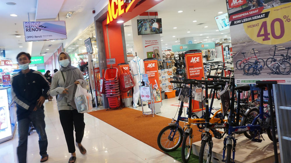 <p>Pengunjung melintas di gerai Ace Hardware dan Ace Express di kawasan Kota Tangerang Banten. Foto: Panji Asmoro/TrenAsia</p>
