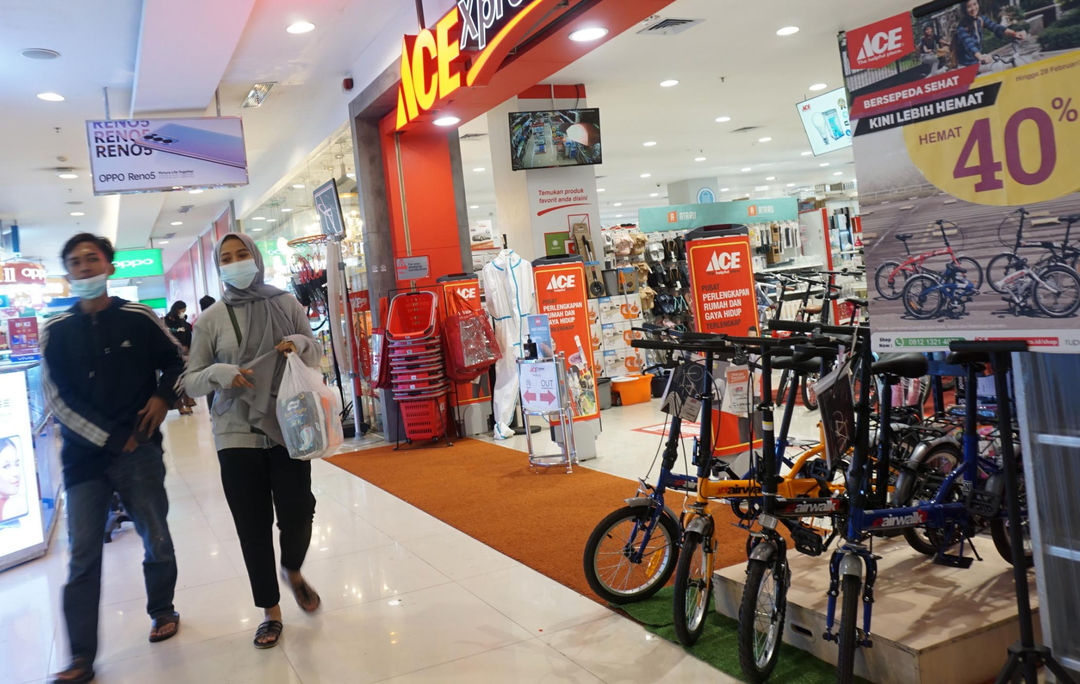 <p>Pengunjung melintas di gerai Ace Hardware dan Ace Express di kawasan Kota Tangerang Banten. Foto: Panji Asmoro/TrenAsia</p>
