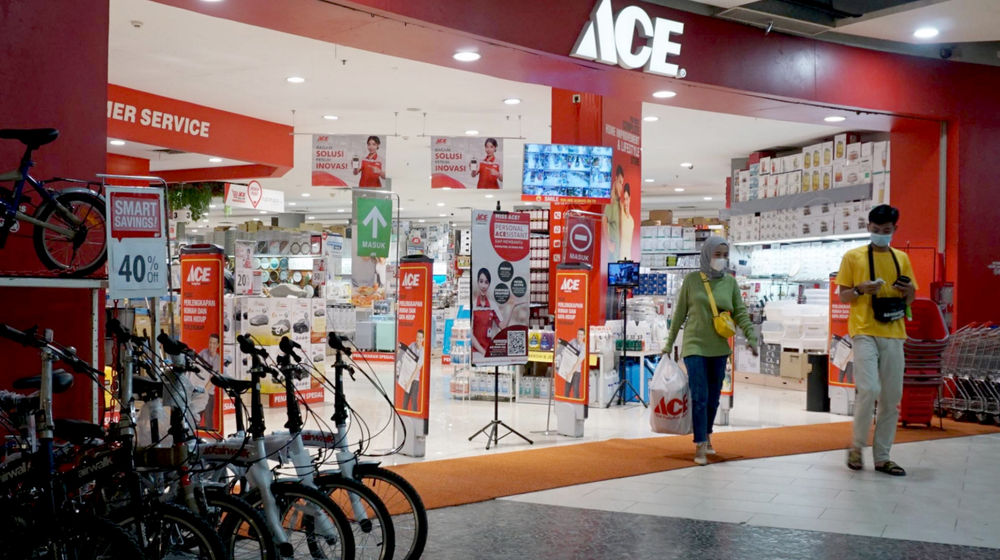<p>Pengunjung melintas di gerai Ace Hardware dan Ace Express di kawasan Kota Tangerang Banten. Foto: Panji Asmoro/TrenAsia</p>
