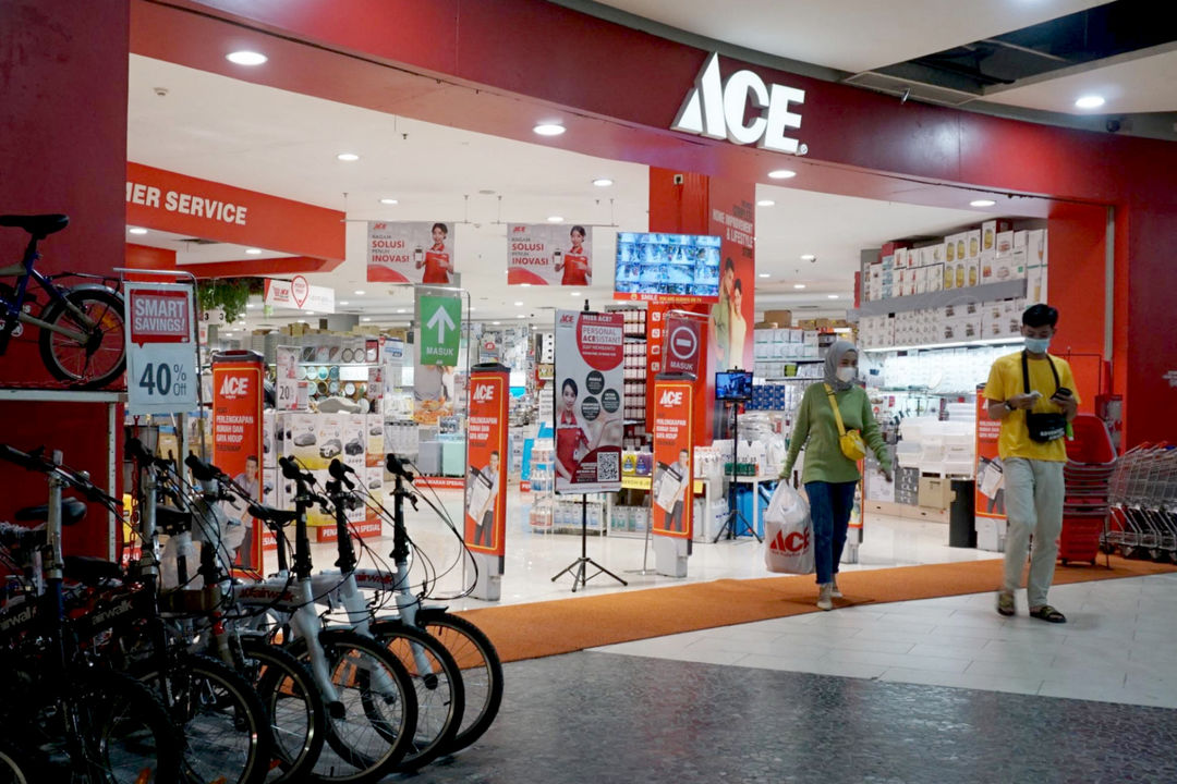 <p>Pengunjung melintas di gerai Ace Hardware dan Ace Express di kawasan Kota Tangerang Banten. Foto: Panji Asmoro/TrenAsia</p>
