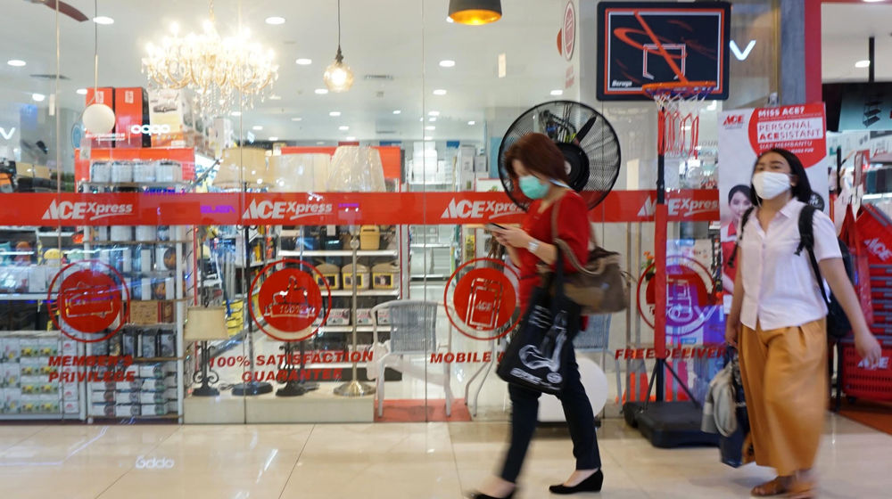 <p>Pengunjung melintas di gerai Ace Hardware dan Ace Express di kawasan Kota Tangerang Banten. Foto: Panji Asmoro/TrenAsia</p>