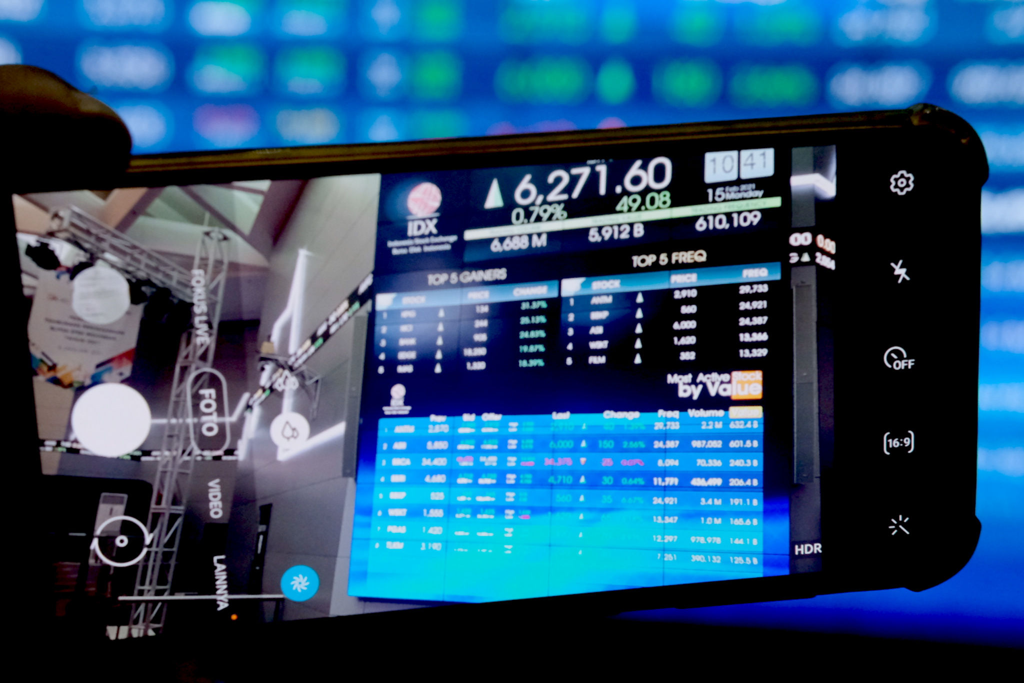 <p>Pewarta mengambil gambar layar pergerakan indeks harga saham gabungan (IHSG) di gedung Bursa Efek Indonesia (BEI), Jakarta, Senin, 15 Februari 2021. Foto: Ismail Pohan/TrenAsia</p>
