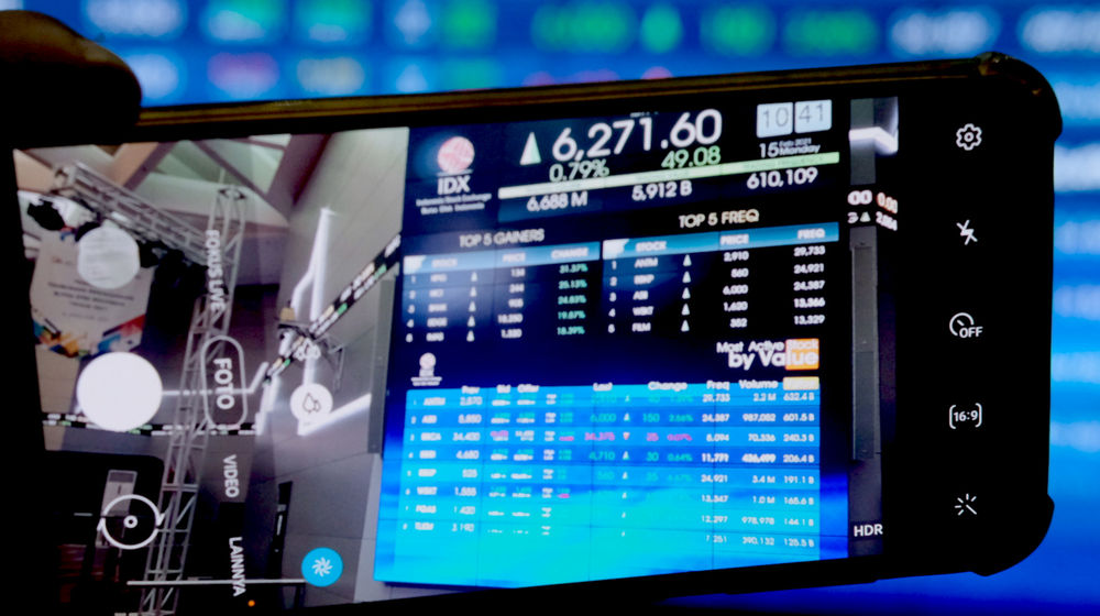 <p>Pewarta mengambil gambar layar pergerakan indeks harga saham gabungan (IHSG) di gedung Bursa Efek Indonesia (BEI), Jakarta, Senin, 15 Februari 2021. Foto: Ismail Pohan/TrenAsia</p>
