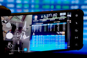 <p>Pewarta mengambil gambar layar pergerakan indeks harga saham gabungan (IHSG) di gedung Bursa Efek Indonesia (BEI), Jakarta, Senin, 15 Februari 2021. Foto: Ismail Pohan/TrenAsia</p>
