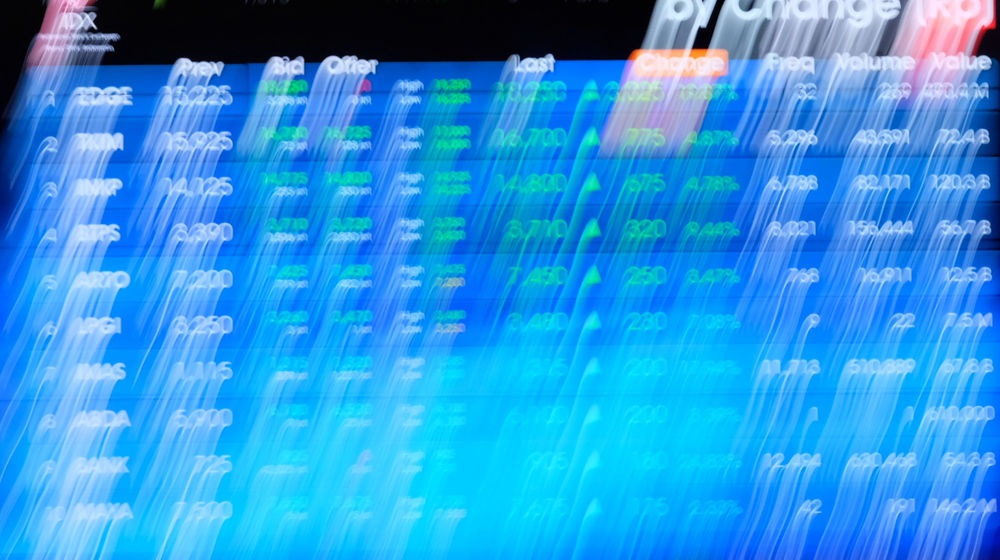 <p>Layar pergerakan indeks harga saham gabungan (IHSG) di gedung Bursa Efek Indonesia (BEI), Jakarta, Senin, 15 Februari 2021. Foto: Ismail Pohan/TrenAsia</p>
