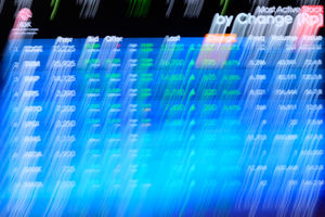 <p>Layar pergerakan indeks harga saham gabungan (IHSG) di gedung Bursa Efek Indonesia (BEI), Jakarta, Senin, 15 Februari 2021. Foto: Ismail Pohan/TrenAsia</p>
