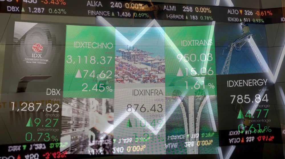 <p>Layar pergerakan indeks harga saham gabungan (IHSG) di gedung Bursa Efek Indonesia (BEI), Jakarta, Senin, 15 Februari 2021. Foto: Ismail Pohan/TrenAsia</p>
