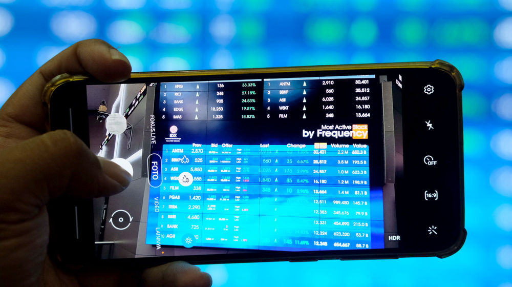 <p>Pewarta mengambil gambar layar pergerakan indeks harga saham gabungan (IHSG) di gedung Bursa Efek Indonesia (BEI), Jakarta, Senin, 15 Februari 2021. Foto: Ismail Pohan/TrenAsia</p>
