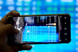 <p>Pewarta mengambil gambar layar pergerakan indeks harga saham gabungan (IHSG) di gedung Bursa Efek Indonesia (BEI), Jakarta, Senin, 15 Februari 2021. Foto: Ismail Pohan/TrenAsia</p>
