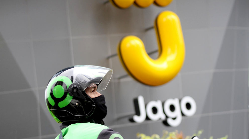 <p>Mitra Driver Gojek menunggu customer di dekat logo Bank Jago di kawasan Mega Kuningan, Jakarta, Selasa, 16 Februari 2021. Foto: Panji Asmoro/TrenAsia</p>
