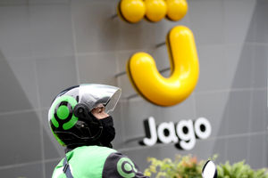 <p>Mitra Driver Gojek menunggu customer di dekat logo Bank Jago di kawasan Mega Kuningan, Jakarta, Selasa, 16 Februari 2021. Foto: Panji Asmoro/TrenAsia</p>
