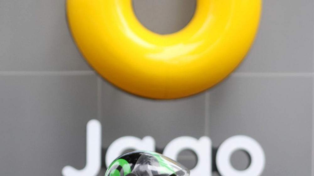 <p>Mitra Driver Gojek menunggu customer di dekat logo Bank Jago di kawasan Mega Kuningan, Jakarta, Selasa, 16 Februari 2021. Foto: Panji Asmoro/TrenAsia</p>
