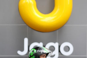 <p>Mitra Driver Gojek menunggu customer di dekat logo Bank Jago di kawasan Mega Kuningan, Jakarta, Selasa, 16 Februari 2021. Foto: Panji Asmoro/TrenAsia</p>
