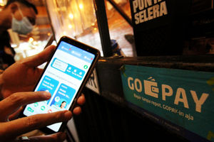 Warga tengah melakukan transaksi pembayaran dengan menggunakan aplikasi Gopay di kawasan Tangerang.