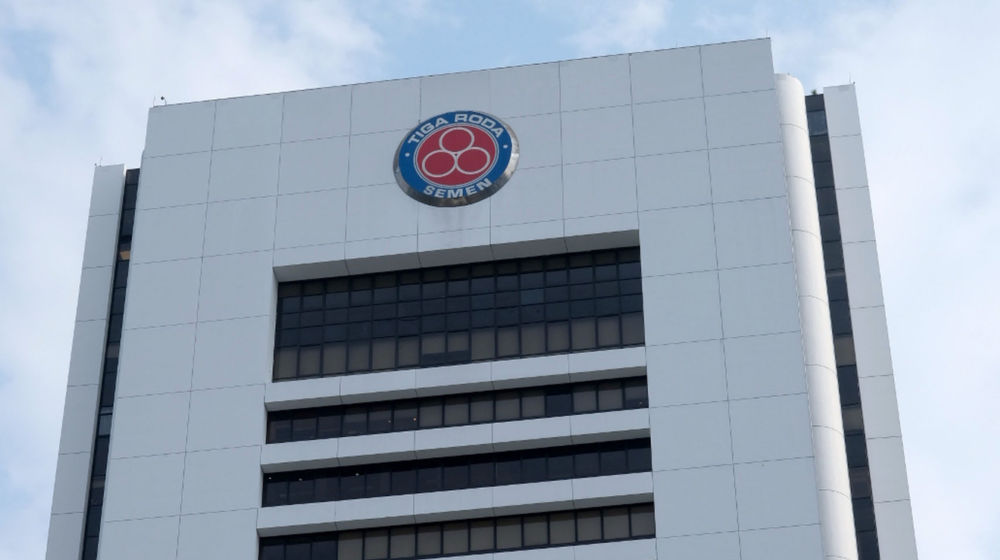 <p>Logo Semen Tiga Roda Menara Indocement di kawasan Sudirman, Jakarta, Senin, 22 Februari 2021. Foto: Ismail Pohan/TrenAsia</p>
