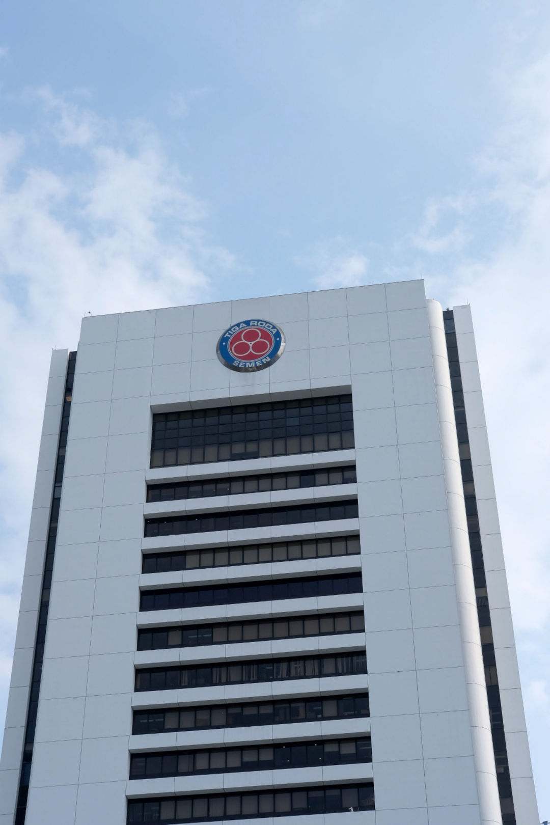 <p>Logo Semen Tiga Roda Menara Indocement di kawasan Sudirman, Jakarta, Senin, 22 Februari 2021. Foto: Ismail Pohan/TrenAsia</p>
