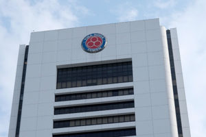 <p>Logo Semen Tiga Roda Menara Indocement di kawasan Sudirman, Jakarta, Senin, 22 Februari 2021. Foto: Ismail Pohan/TrenAsia</p>
