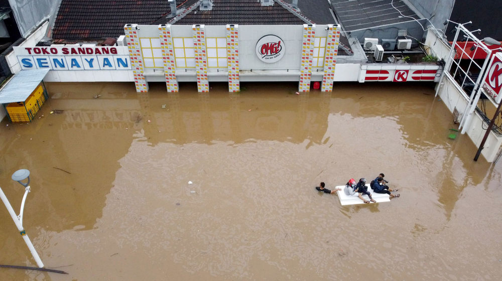 <p>Foto aerial warga melintas dengan perahu karet melintasi banjir di kawasan Kemang, Jakarta Selatan, Sabtu, 20 Februari 2021. Foto : Panji Asmoro/TrenAsia</p>
