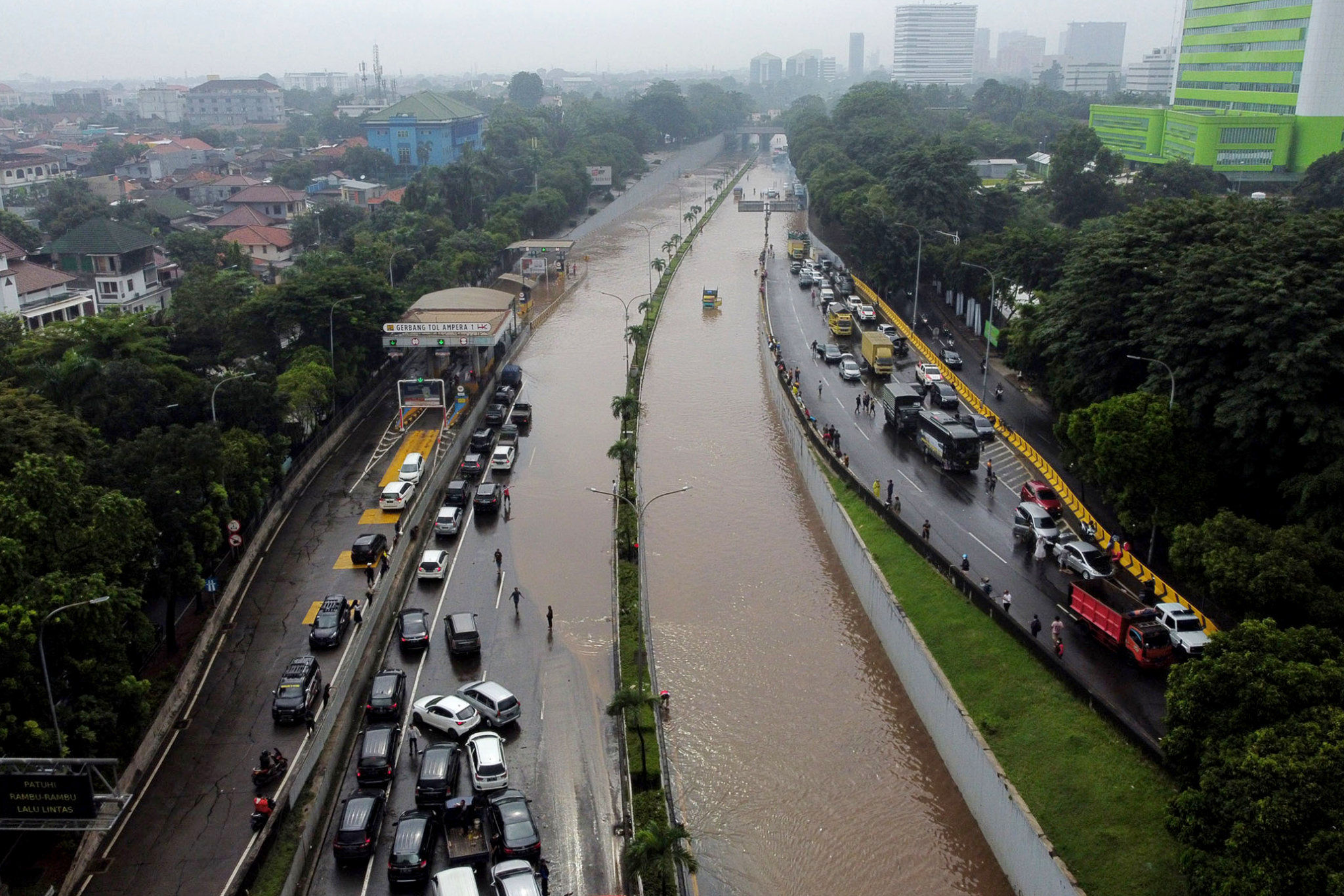 <p>Foto aerial suasana ruas jalan tol yang terendam banjir di TB Simatupang, Jakarta Selatan, Sabtu, 20 Februari 2021. Foto : Panji Asmoro/TrenAsia</p>
