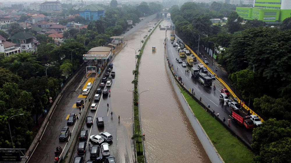 <p>Foto aerial suasana ruas jalan tol yang terendam banjir di TB Simatupang, Jakarta Selatan, Sabtu, 20 Februari 2021. Foto : Panji Asmoro/TrenAsia</p>