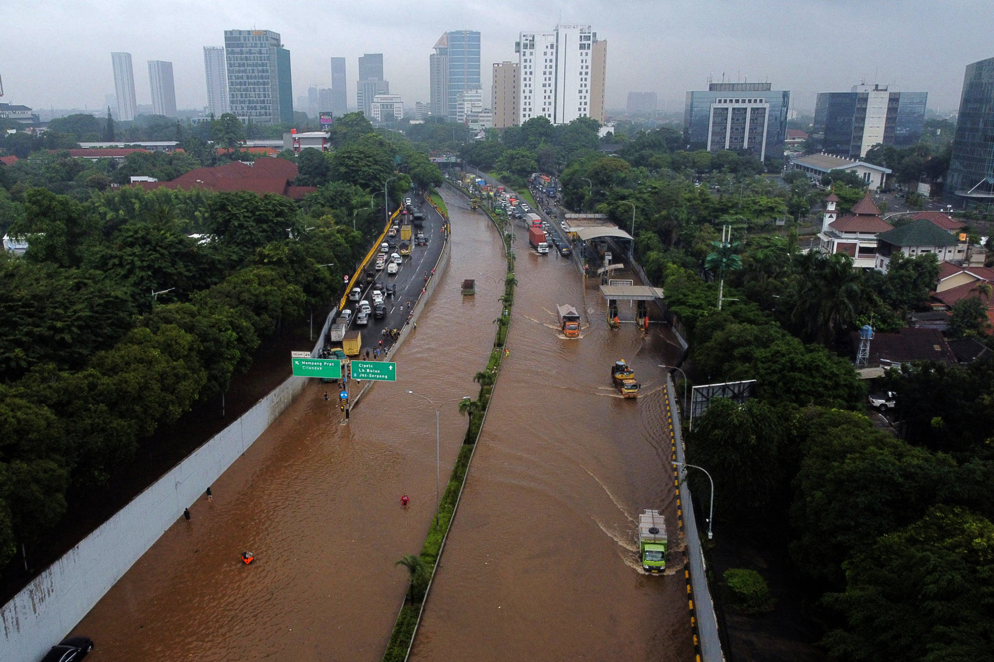 <p>Foto aerial suasana jalan tol yang terendam banjir di TB Simatupang, Jakarta Selatan, Sabtu, 20 Februari 2021. Foto : Panji Asmoro/TrenAsia</p>
