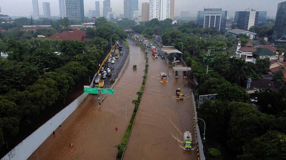 <p>Foto aerial suasana jalan tol yang terendam banjir di TB Simatupang, Jakarta Selatan, Sabtu, 20 Februari 2021. Foto : Panji Asmoro/TrenAsia</p>
