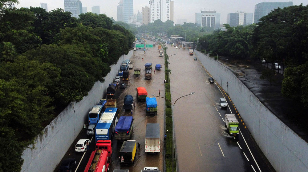 <p>Foto aerial suasana jalan tol yang terendam banjir di TB Simatupang, Jakarta Selatan, Sabtu, 20 Februari 2021. Foto : Panji Asmoro/TrenAsia</p>
