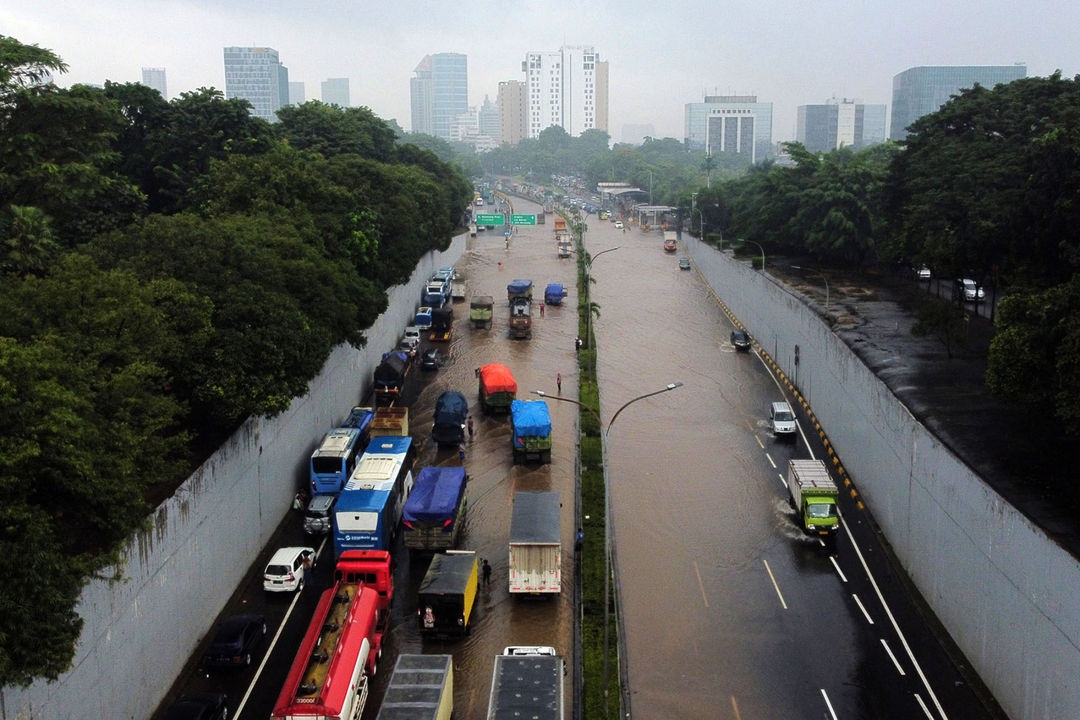 <p>Foto aerial suasana jalan tol yang terendam banjir di TB Simatupang, Jakarta Selatan, Sabtu, 20 Februari 2021. Foto : Panji Asmoro/TrenAsia</p>
