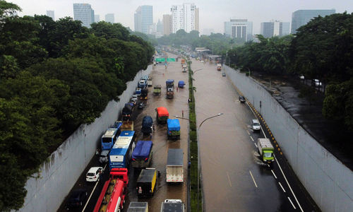 <p>Foto aerial suasana jalan tol yang terendam banjir di TB Simatupang, Jakarta Selatan, Sabtu, 20 Februari 2021. Foto : Panji Asmoro/TrenAsia</p>
