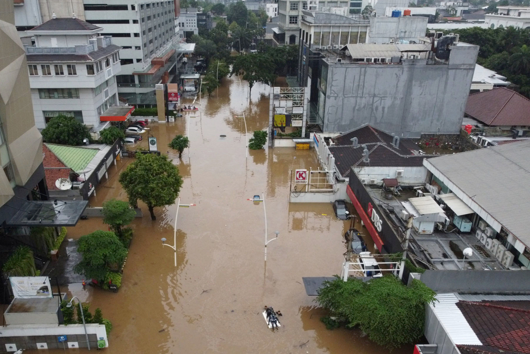 <p>Foto aerial suasana banjir yang merendam di kawasan Kemang, Jakarta Selatan, Sabtu, 20 Februari 2021. Foto : Panji Asmoro/TrenAsia</p>

