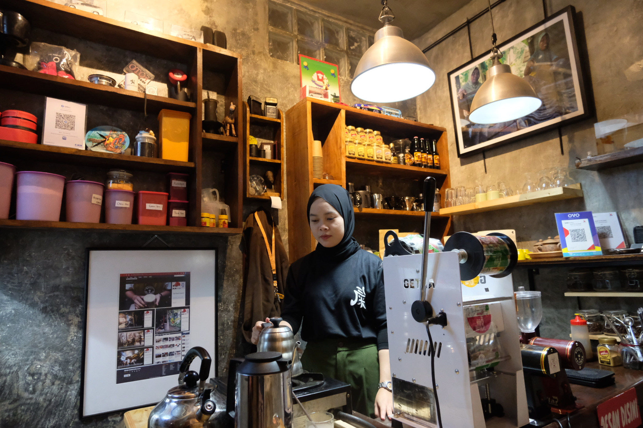 <p>Karyawati beraktivitas di kedai kopi &#8220;Ngopi di Halaman&#8221; di Jalan Pulo Kamboja, Kebayoran Lama, Jakarta, Kamis, 25 Februari 2021. Foto: Ismail Pohan/TrenAsia</p>
