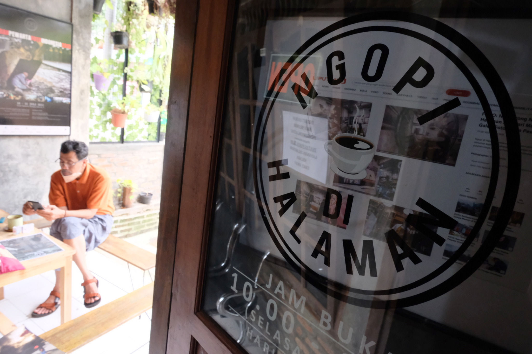<p>Pemilik kedai, Eko S Hilam (kiri) menemani pengunjung di kedai kopi “Ngopi di Halaman” di Jalan Pulo Kamboja, Kebayoran Lama, Jakarta, Kamis, 25 Februari 2021. Foto: Ismail Pohan/TrenAsia</p>
