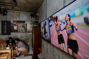 <p>Pengunjung berada diantara karya pewarta foto yang dipajang di kedai kopi “Ngopi di Halaman” di Jalan Pulo Kamboja, Kebayoran Lama, Jakarta, Kamis, 25 Februari 2021. Foto: Ismail Pohan/TrenAsia</p>
