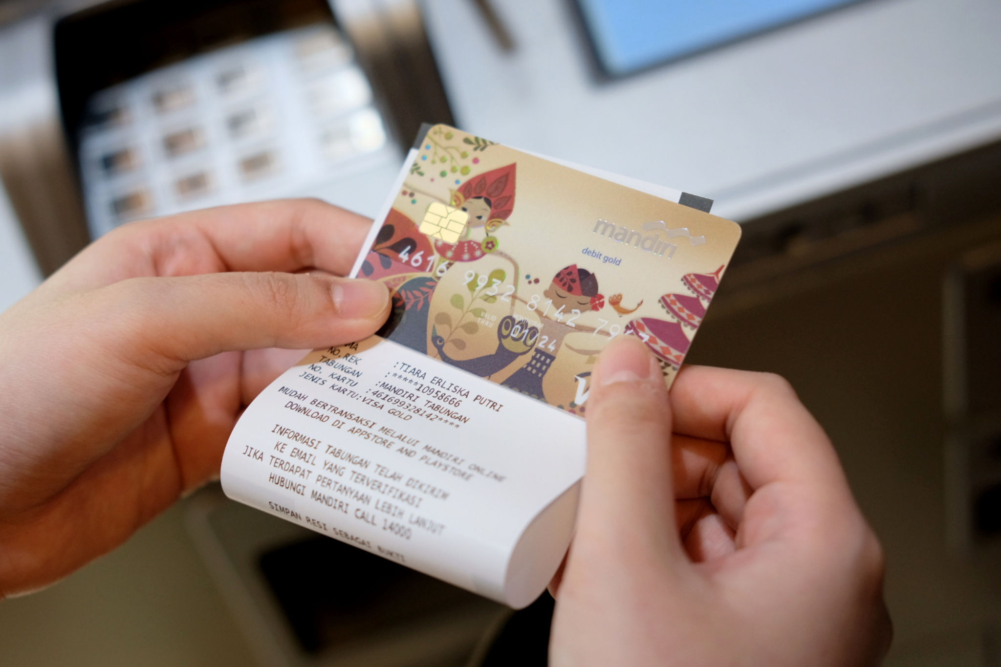<p>Nasabah mengganti kartu debit ATM dengan chip menggunakan Customer Service Machine (CSM) di kantor cabang Bank Mandiri Edu-Branch, Pondok Indah Mall 1, Jakarta, Kamis, 18 Februari 2021. Foto: Ismail Pohan/TrenAsia</p>

