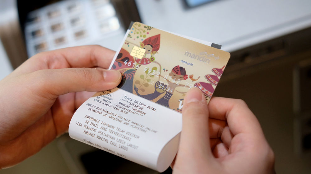 <p>Nasabah mengganti kartu debit ATM dengan chip menggunakan Customer Service Machine (CSM) di kantor cabang Bank Mandiri Edu-Branch, Pondok Indah Mall 1, Jakarta, Kamis, 18 Februari 2021. Foto: Ismail Pohan/TrenAsia</p>
